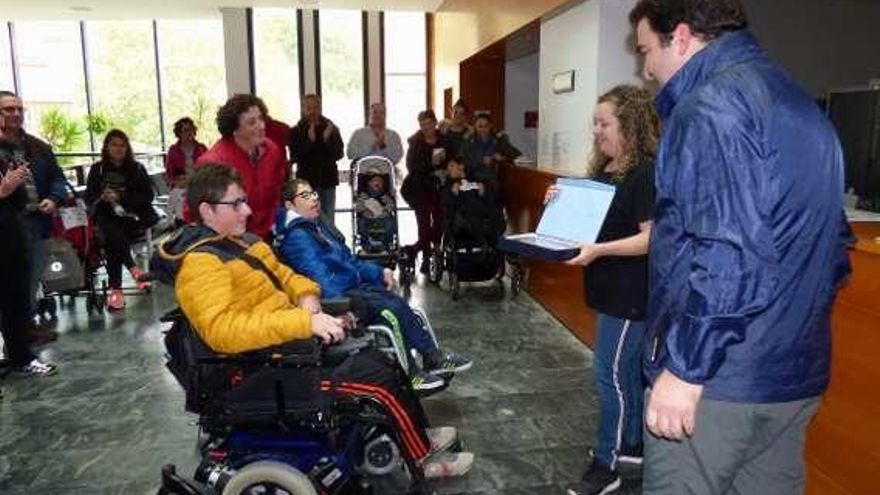 Los hermanos Miguel y Marcos González, con su madre Pilar Díaz, reciben una placa de manos de la concejala Ana Pérez y el alcalde Sergio Hidalgo.