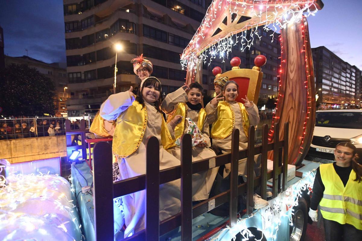 Los Reyes Magos recorren las calles de Vigo