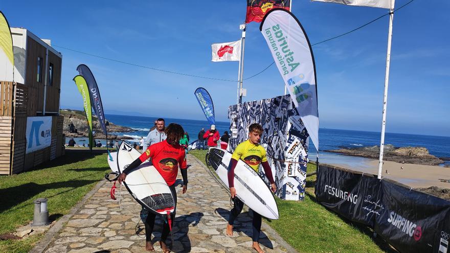 Tapia disfruta a tope del campeonato de surf: buen tiempo, olas y gran nivel surfista