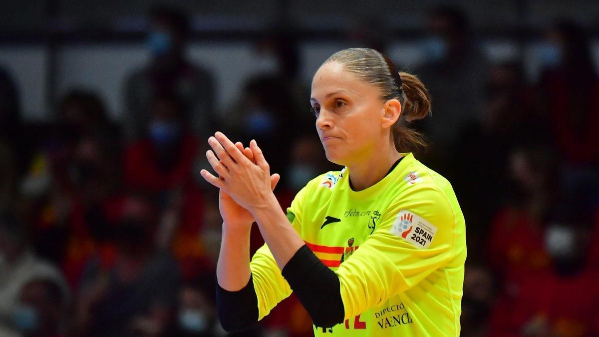 Silvia Navarro con la selección española femenina de balonmano.