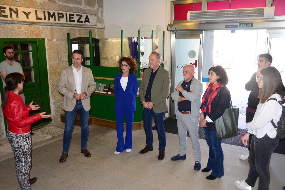 Un momento de la visita del conselleiro do Mar al Museo Massó.