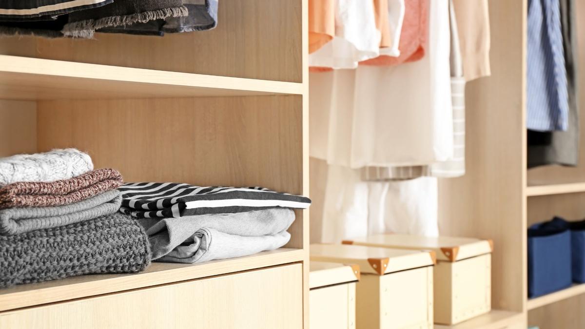 La regla 90/90: El mejor método para ordenar la ropa en tu armario.