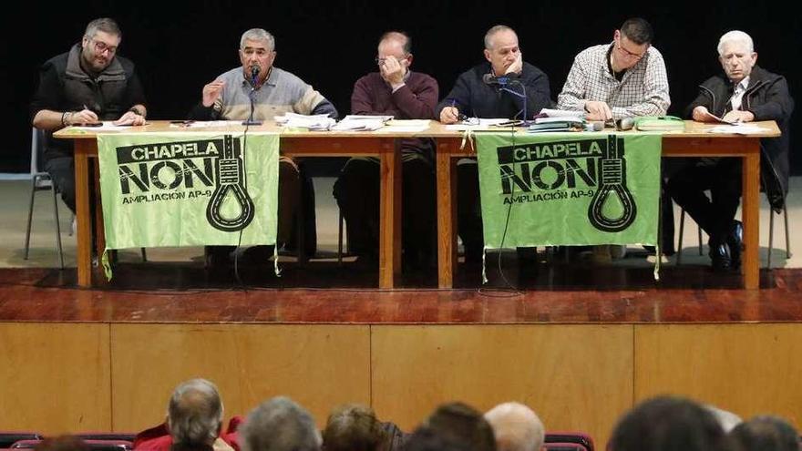 La directiva de la asociación, anoche en el Multiusos de Chapela ante un centenar de vecinos. // R. Grobas