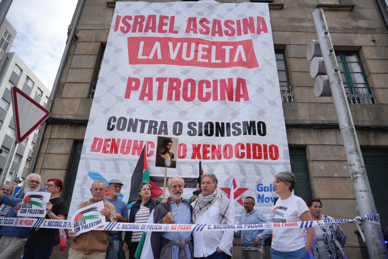 Concentraciones propalestinas contra el equipo de Israel durante el paso de La Vuelta por Pontevedra