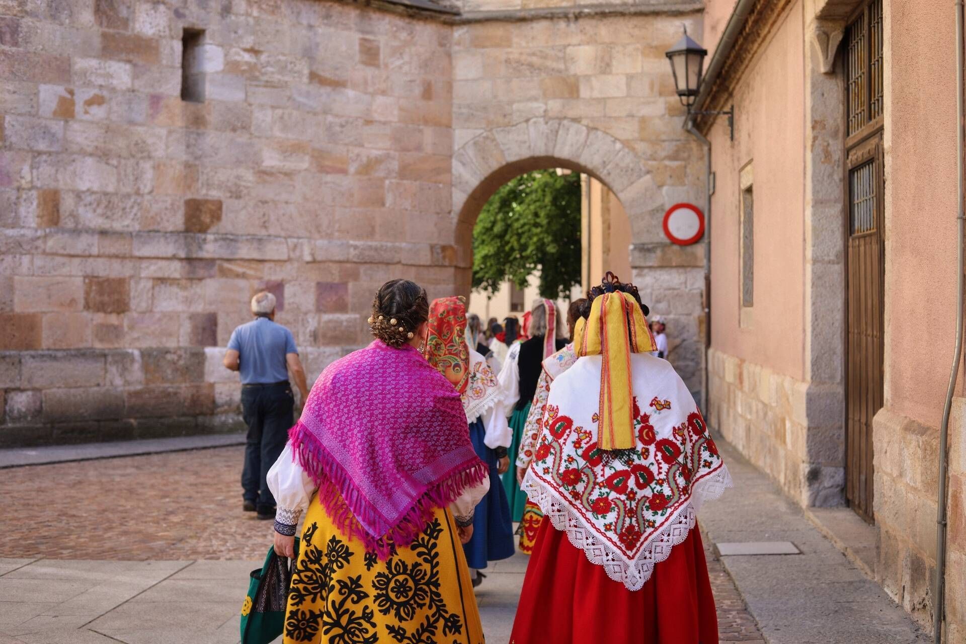 Desfile de indumentaria tradicional y misa en la Catedral para celebrar las fiestas de San Pedero.