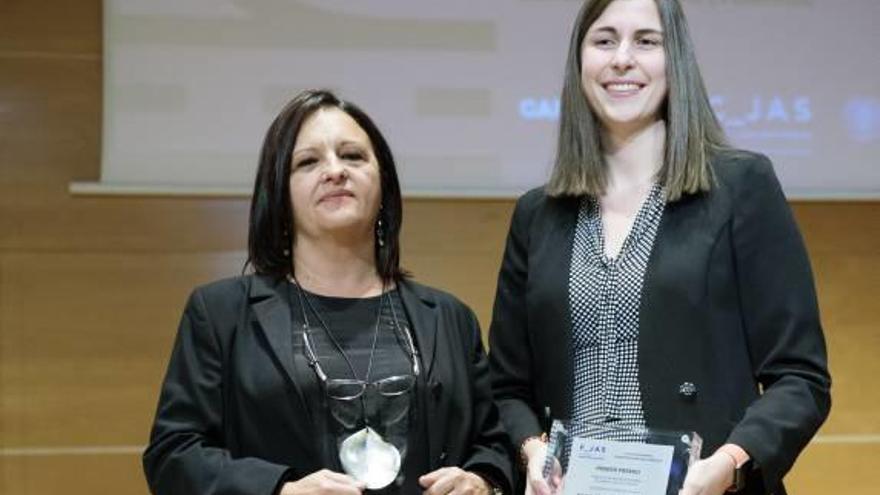 Charo Arizo entrega el primer premio a Marta Muñoz Riera.