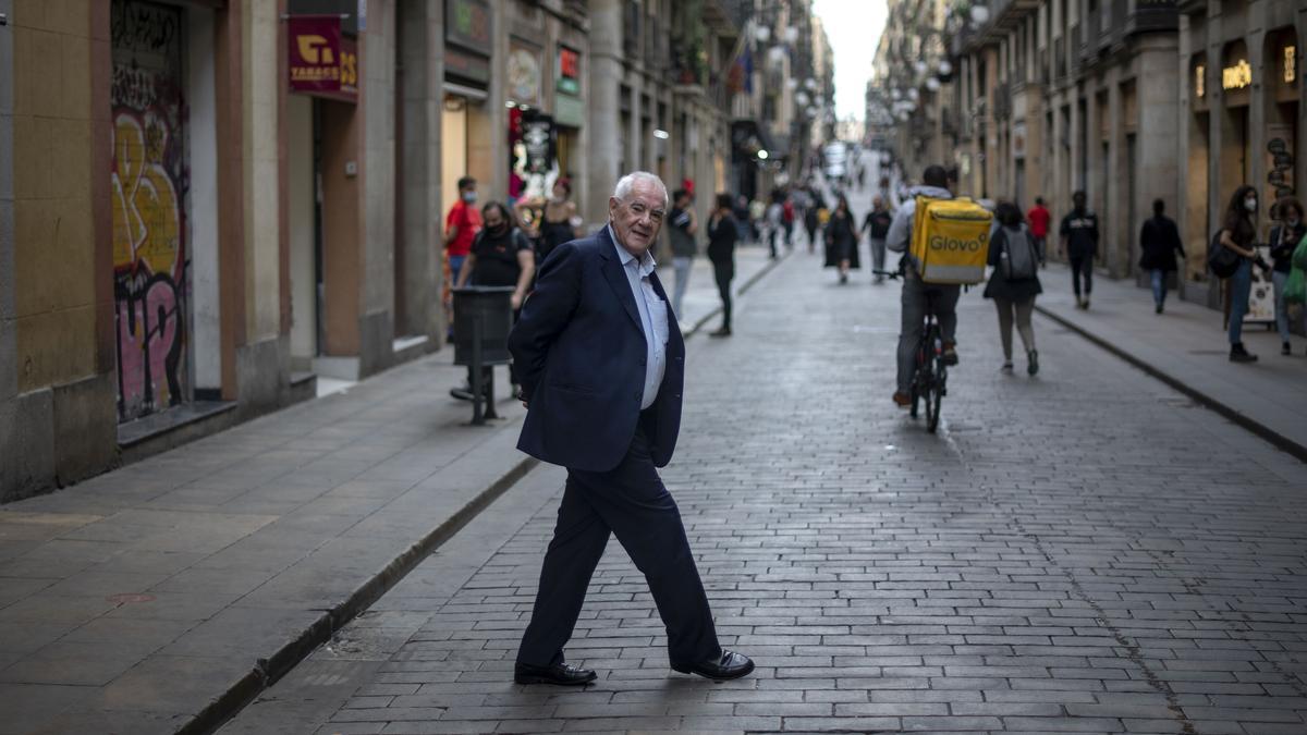 El líder de ERC en Barcelona, Ernest Maragall, cruza la calle Ferran