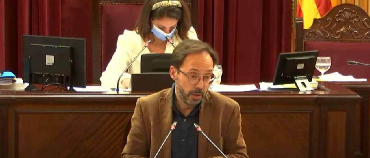 El portavoz de Més per Menorca, Josep Castells, ayer en el Parlament. | PARLAMENT