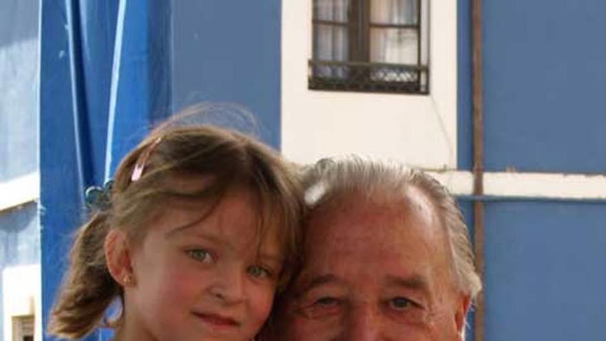 Alberto Köpke y su nieta Martina, en 2008, en Noreña.