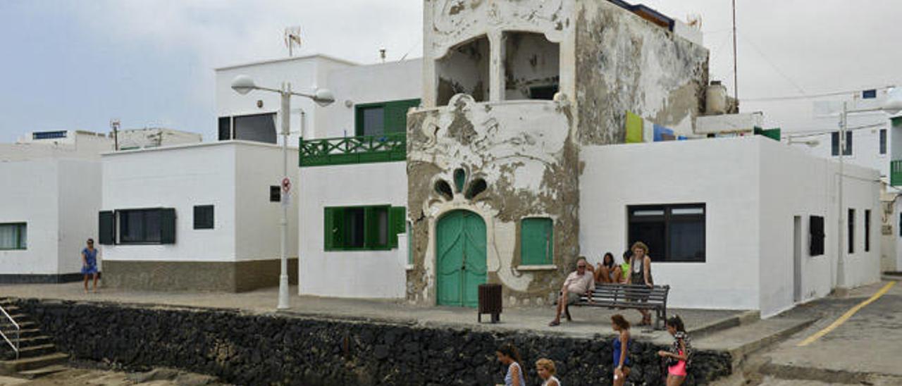 La vivienda veraniega de don Luis Ramírez en el centro, en el estado actual de abandono.