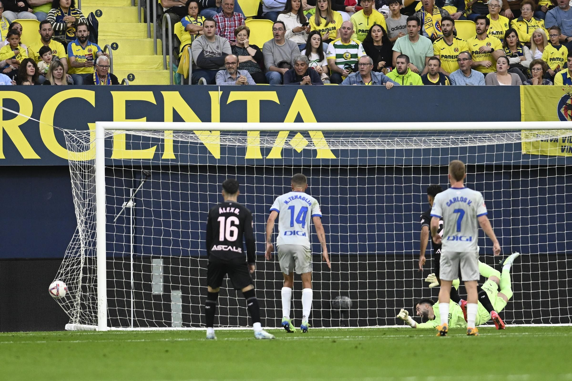 VILLARREAL (CASTELLÓN), 09/11/2024.- El guardameta del Alavés, Antonio Sivera (d), concede el 1-0 durante el partido de LaLiga entre el Villarreal y el Alavés, este sábado en el estadio de la Cerámica. EFE/ Andreu Esteban