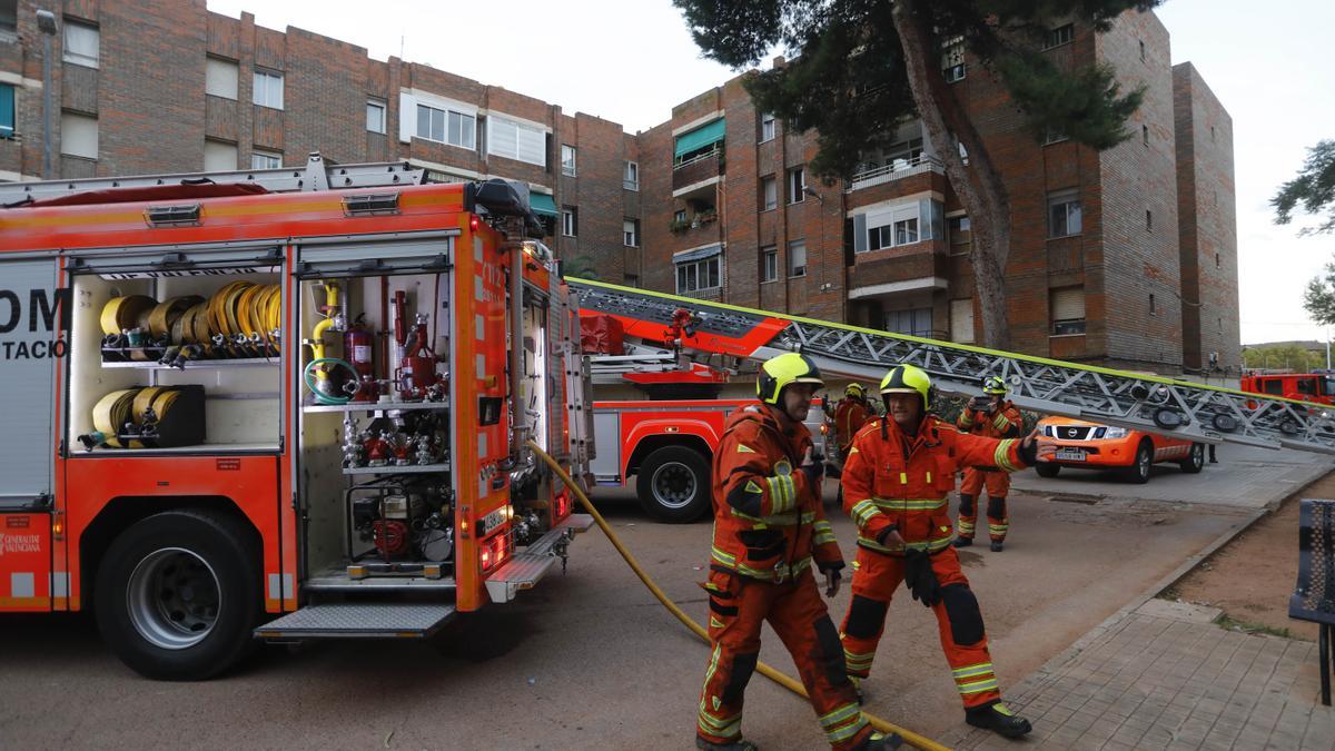 Bomberos en plena actuación.