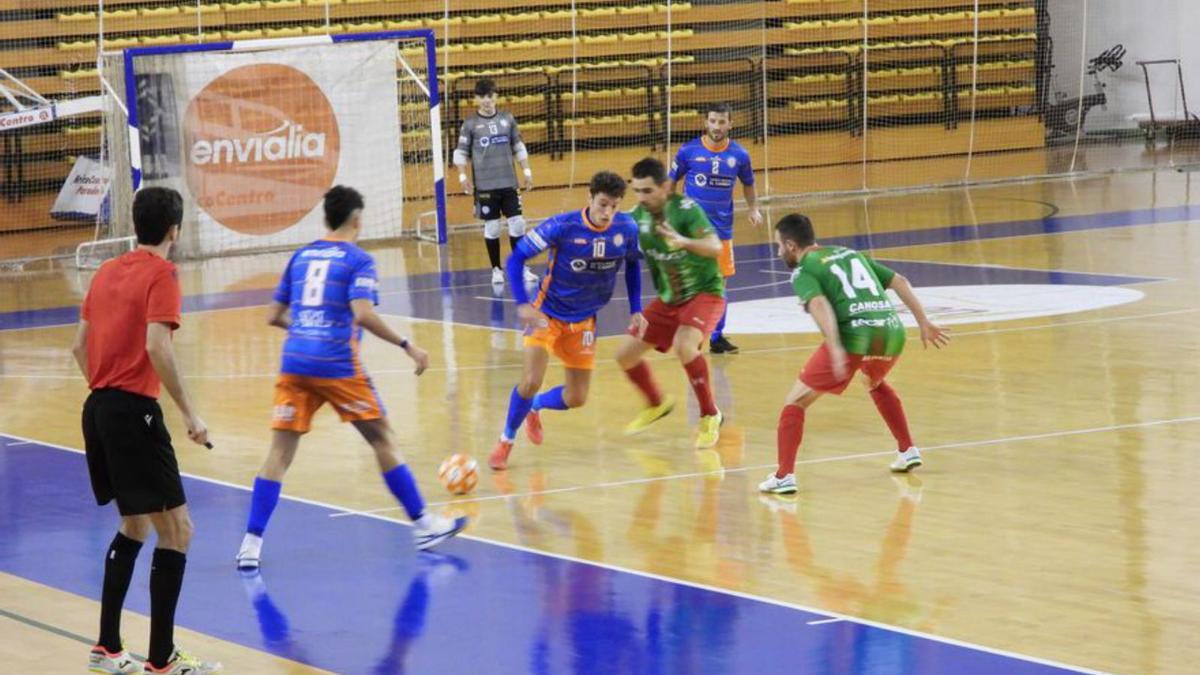 El Sala Ourense, peleando ayer en el Pazo. |  // FERNANDO CASANOVA