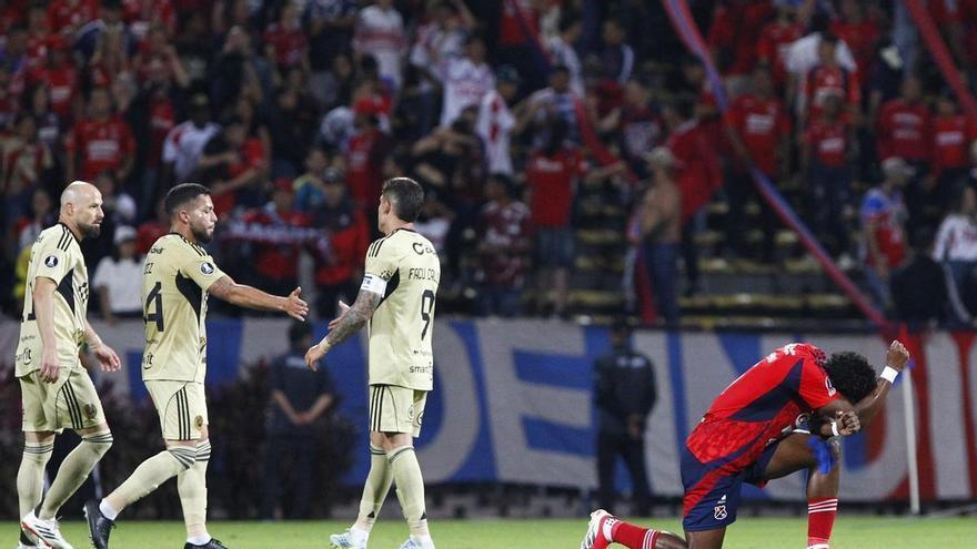 La surrealista escena que vivió un ex del Deportivo al tener que sacar al dirigente de su club del campo: "Estaba fuera de sus cabales"