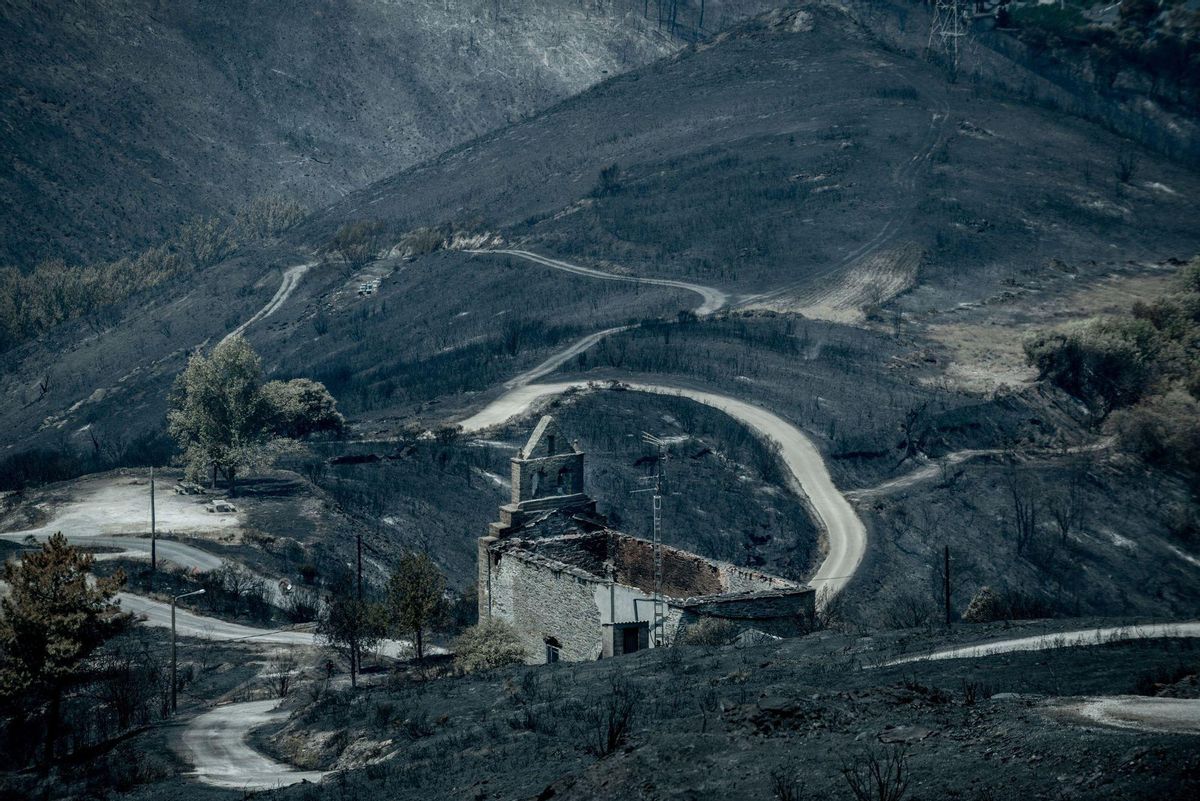 Les flames donen un respir als dos macroincendis d’O Courel i Valdeorras a Galícia