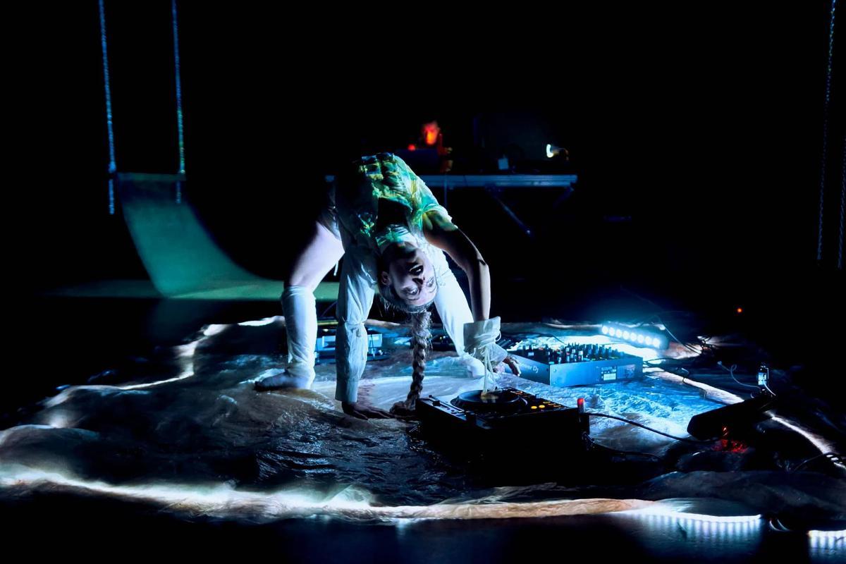 La artista Meritxell de Soto en una de sus performances