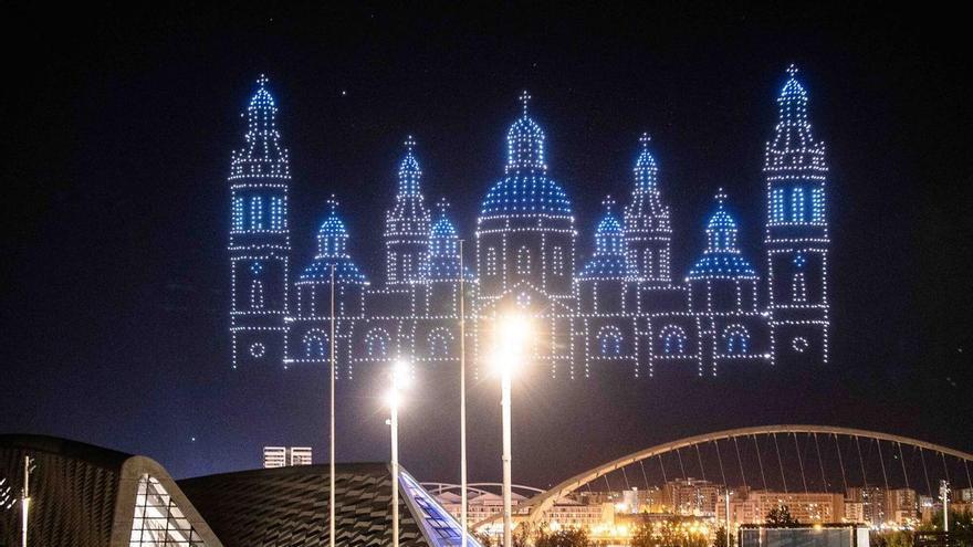 En imágenes | Los drones iluminan el cielo de Zaragoza en un precioso homenaje a Goya