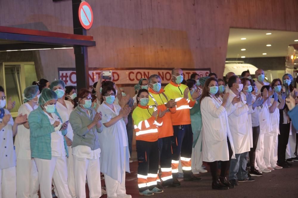 Homenaje de Policía, Guardia Civil y Bomberos al personal sanitario del HUCA