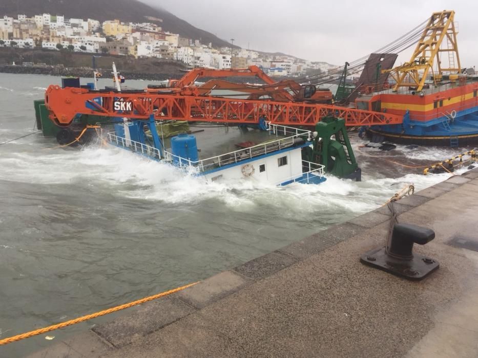 El temporal Emma hunde una gabarra en Fuerteventur