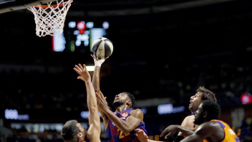 El Valencia Basket deja fuera de combate al Barça