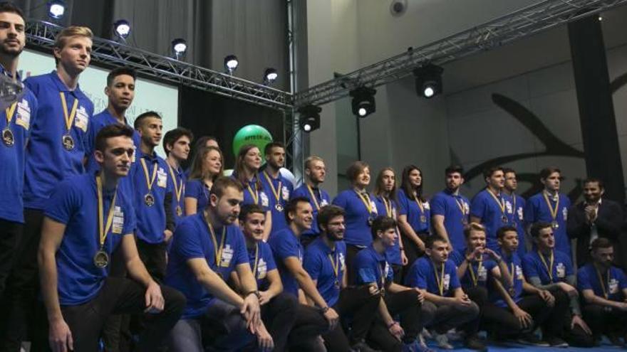 Los 26 ganadores de las FP Skills 2017 subieron ayer al escenario de IFA para recibir el reconocimiento de todos los participantes en el certamen educativo.