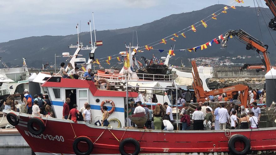 Rescatados los tripulantes de una lancha al volcar durante la procesión del Carmen en Boiro