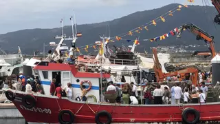 Rescatados los tripulantes de una lancha al volcar durante la procesión del Carmen en Boiro
