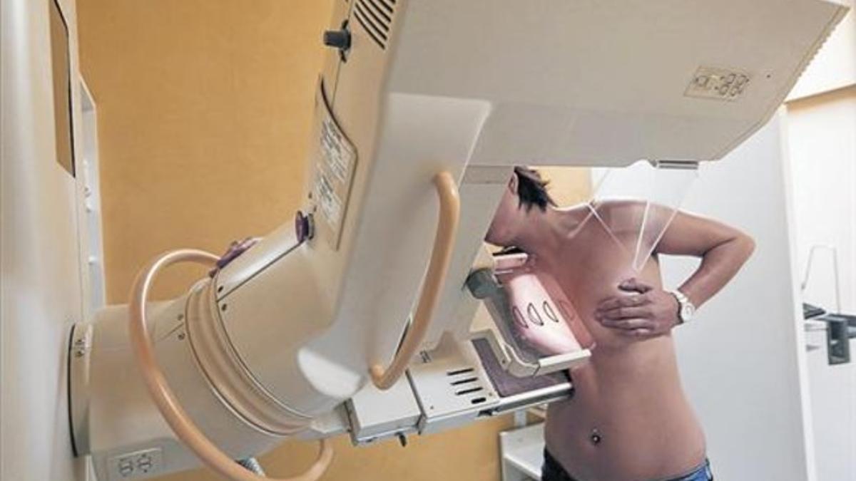 Una mujer se somete a una mamografía en un centro médico de la ciudad francesa de Niza.