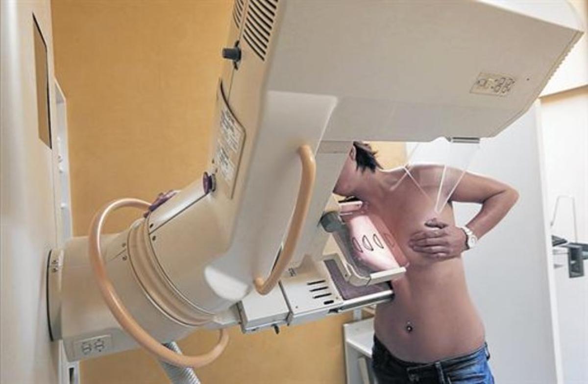 Una mujer se somete a una mamografía en un centro médico de la ciudad francesa de Niza.