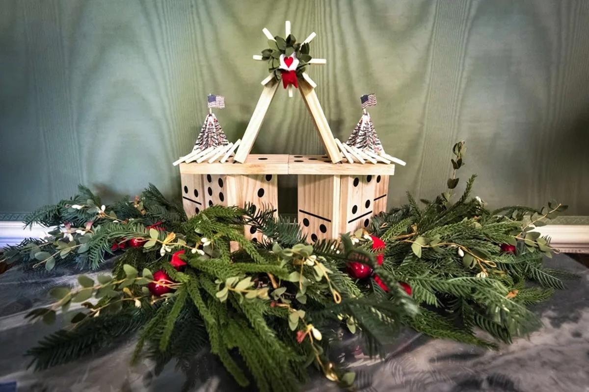 Una corona con fichas de dominó en la Sala Verde de la Casa Blanca, en Washington.