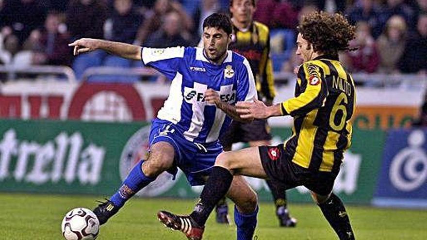 Diego Tristán controla un balón en Riazor hace más de una década ante la oposición de Diego Milito.