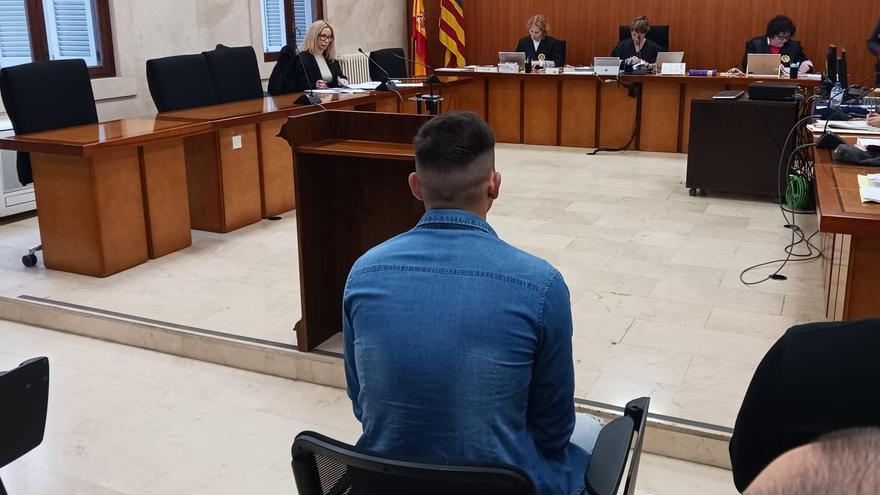 El acusado de incendiar un piso en Palma con su pareja y su hijo de tres años dentro, durante el juicio en la Audiencia.