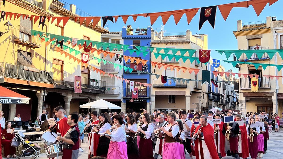 La música no puede faltar en las calles engalanadas con aires medievales.