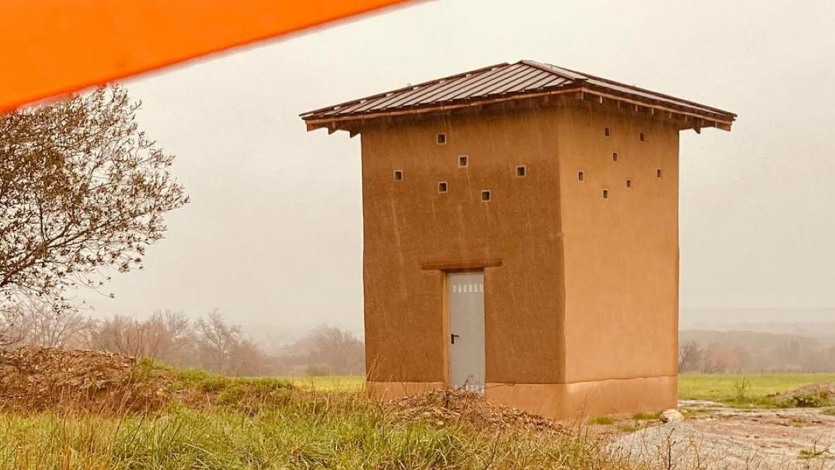 La torre construïda a l'entorn del celler La Vinyeta
