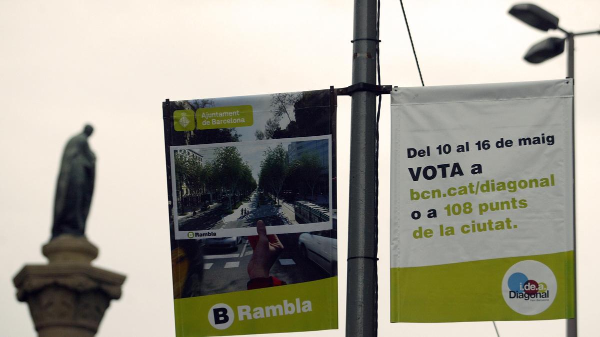 Banderolas anunciando la consulta de la Diagonal, en el paseo de Sant Joan, a principios de 2010