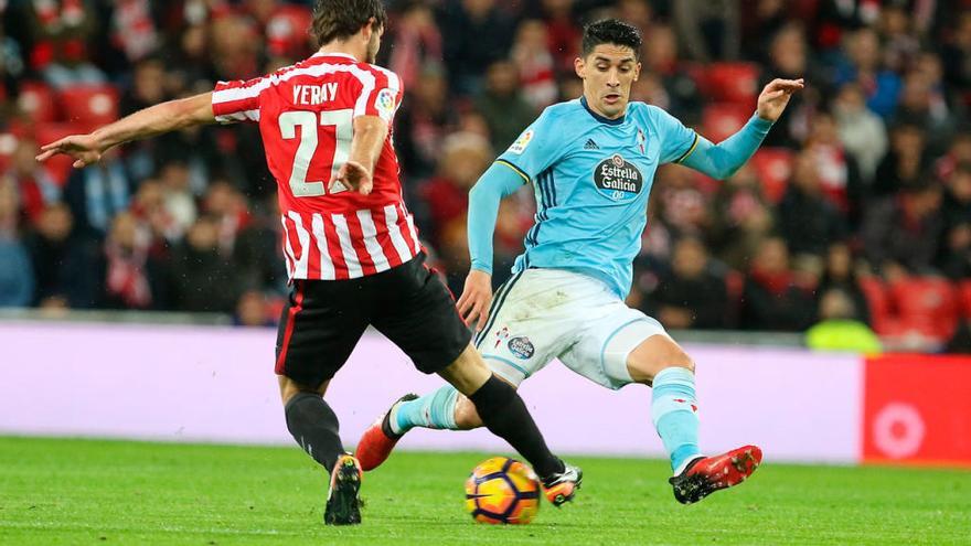 Tucu Y Yeray pugnan por un balón en San Mamés // LOF