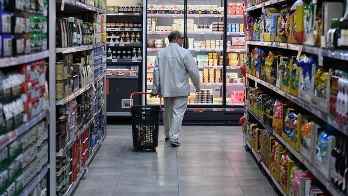 Una persona recorre los pasillos de un supermercado