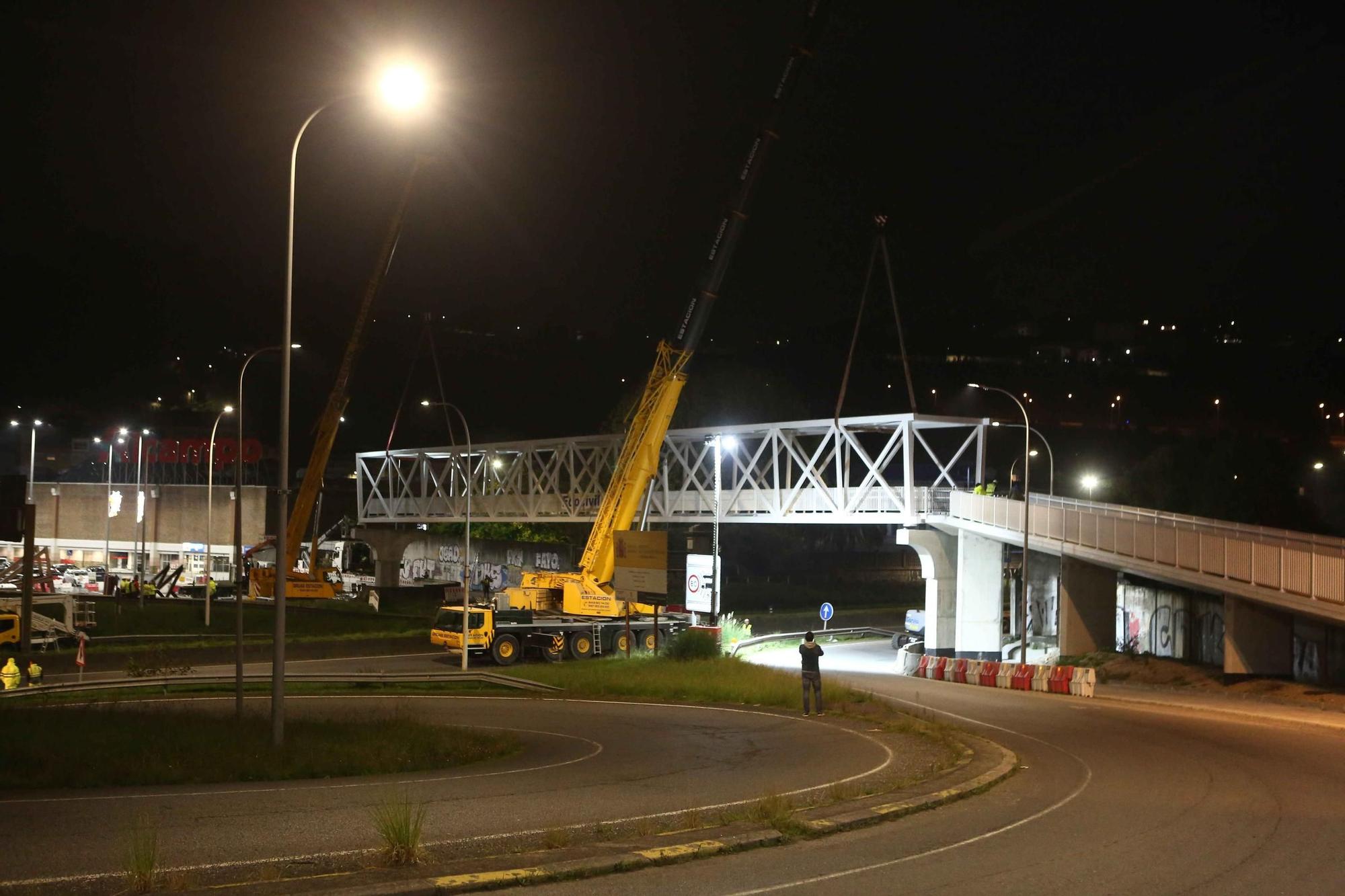 Corte de tráfico nocturno en Alfonso Molina para la instalación de la pasarela de Pedralonga