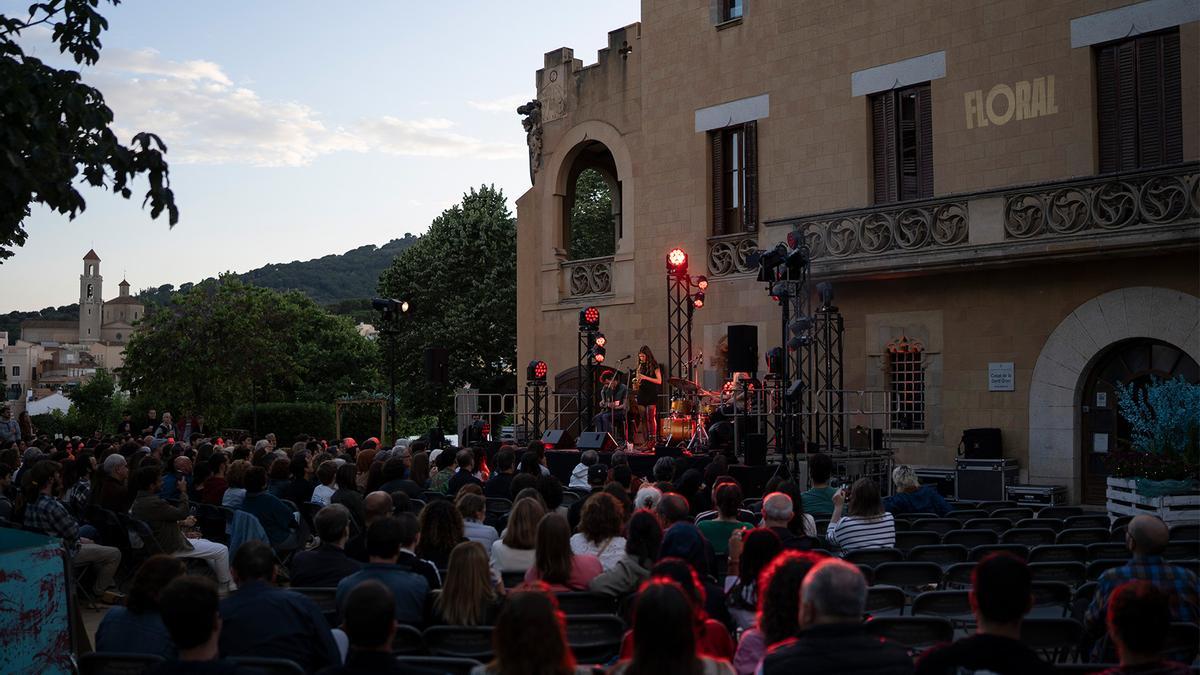 Concierto en Can Rafart, con Vilassar de Dalt de fondo.