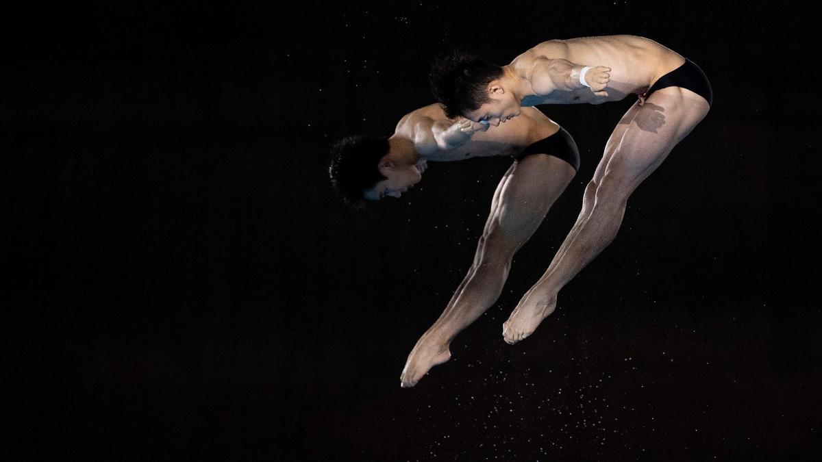 Lian Junjie y Yang Hao, de China, durante la final de saltos sincronizados en la plataforma de 10 m en los Juegos Olímpicos de París 2024 que se celebran en el Centro Acuático de Saint-Denis