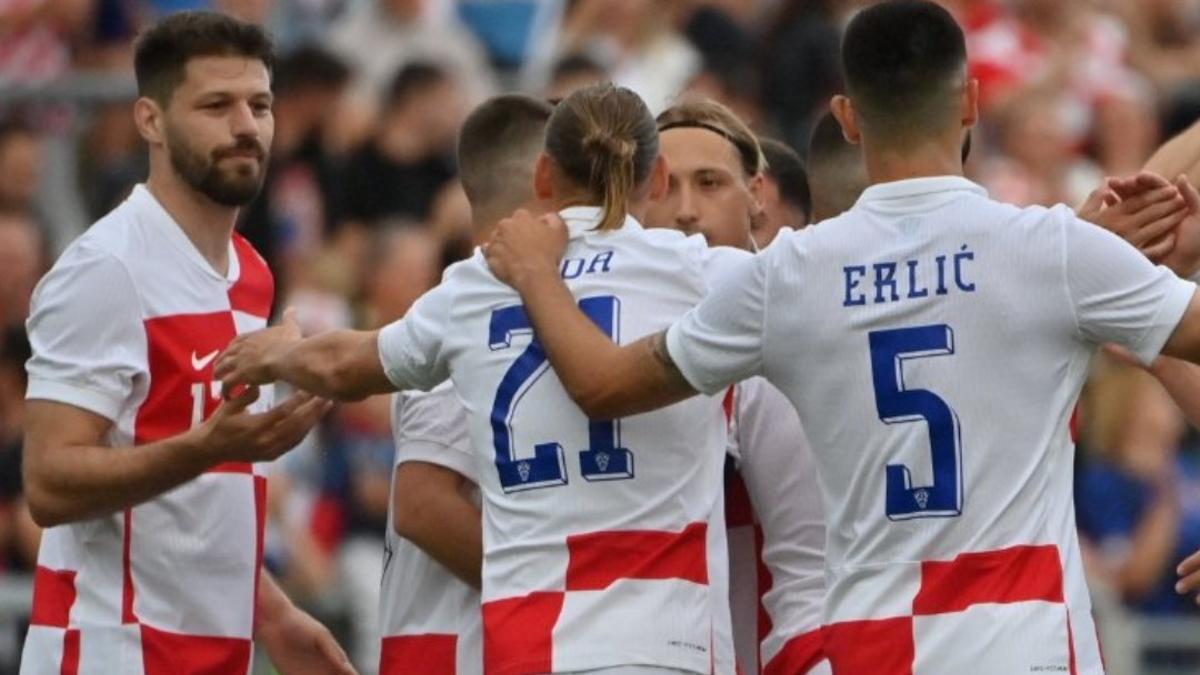 Los jugadores de Croacia celebran un gol de Majer