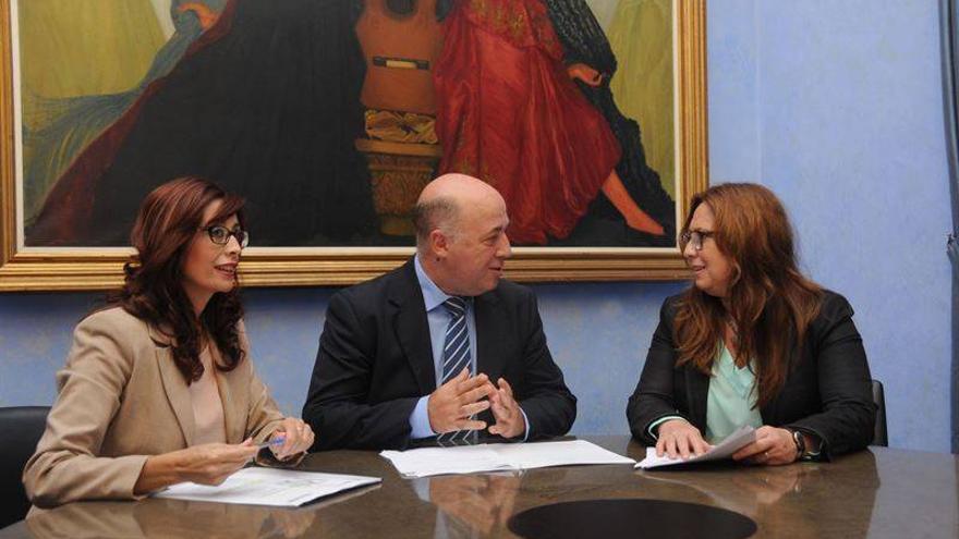 Antonio Ruiz recibe a la delegada de Igualdad, Salud y Políticas Sociales de la Junta