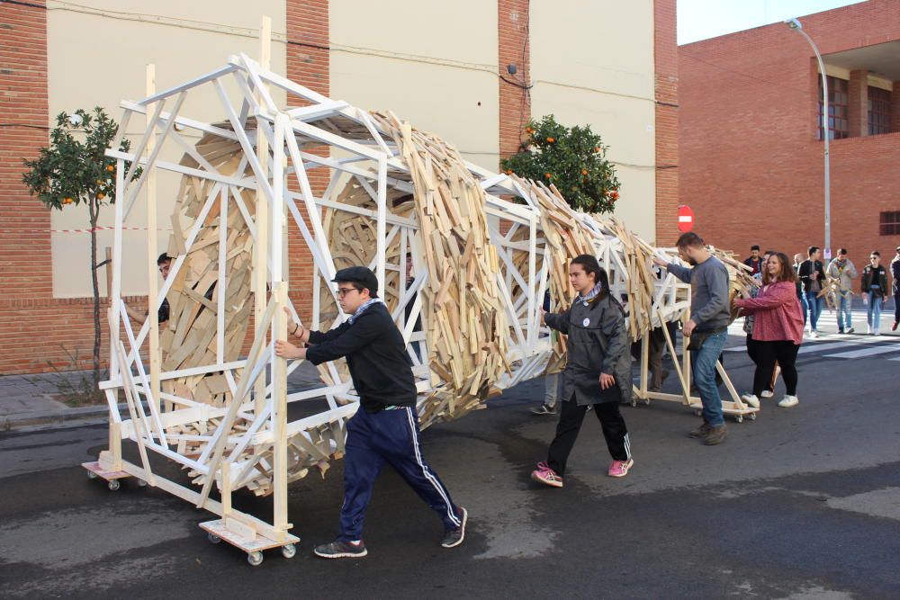 Los alumnos de primer curso del ciclo de formación de artista fallero y constructor de escenografía llevan el "pi" desde el taller a las calles de la Ciudad del Artista Fallero.