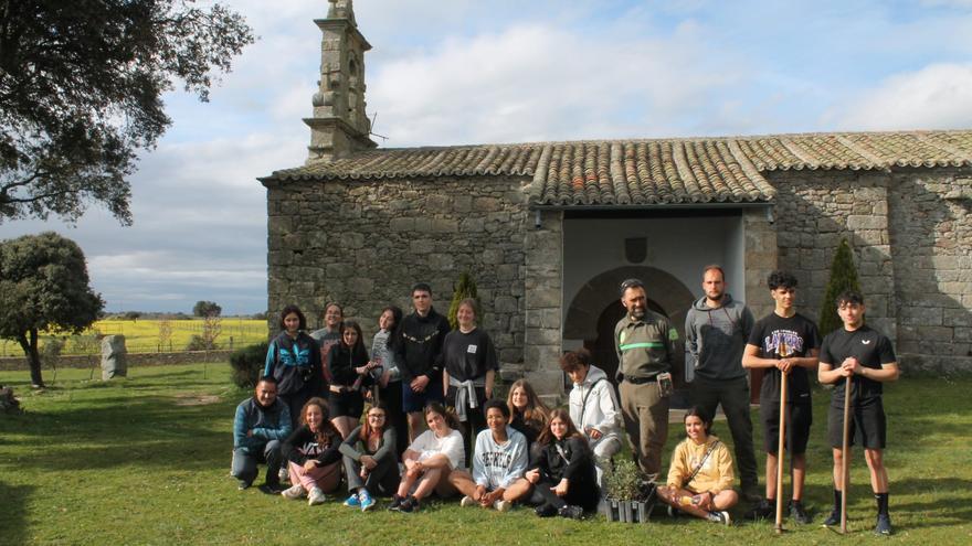 Alumnos del Instituto de Muga repueblan la ermita de Fernandiel