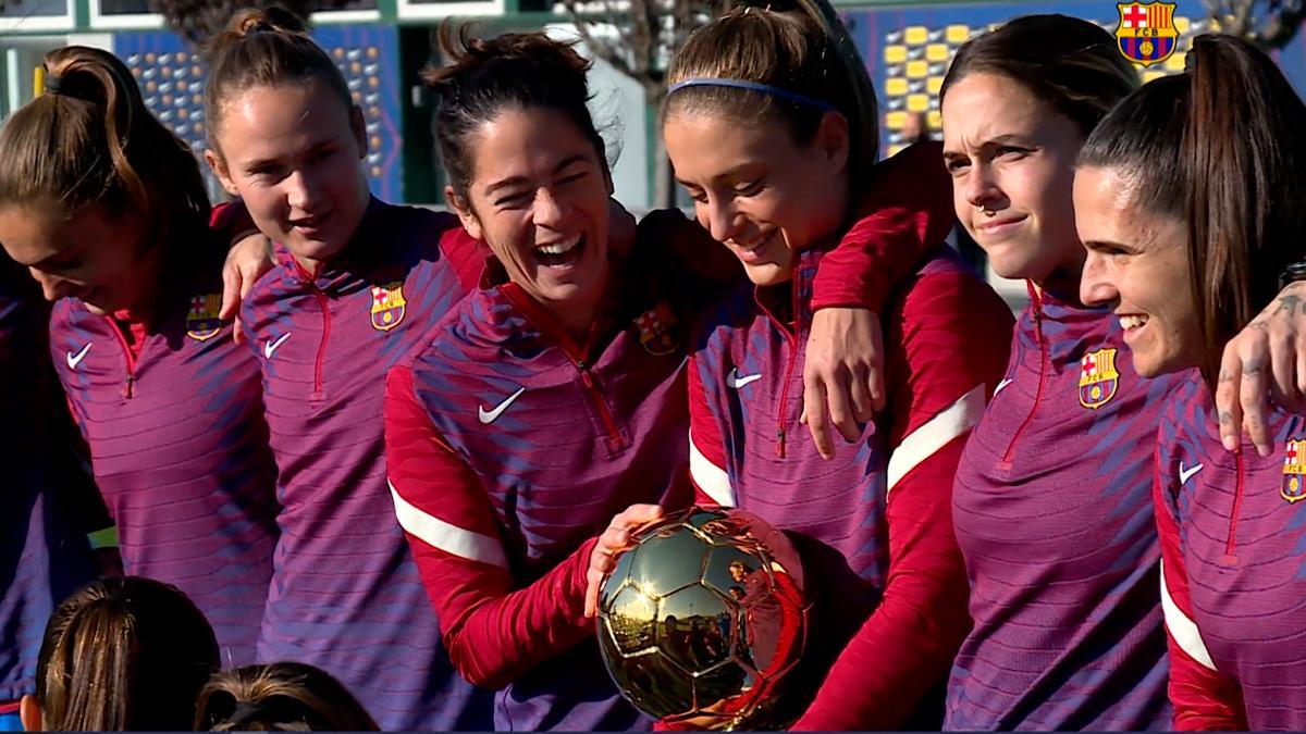 Alexia posa con sus compañeras acompañada del Balón de Oro