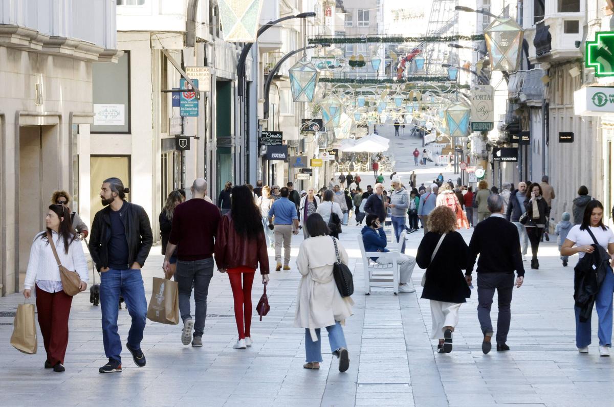 Gente paseando por Príncipe, en Vigo.
