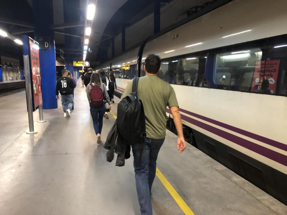 Passatgers a l'estació Lleida-Pirineus per agafar un tren a Barcelona