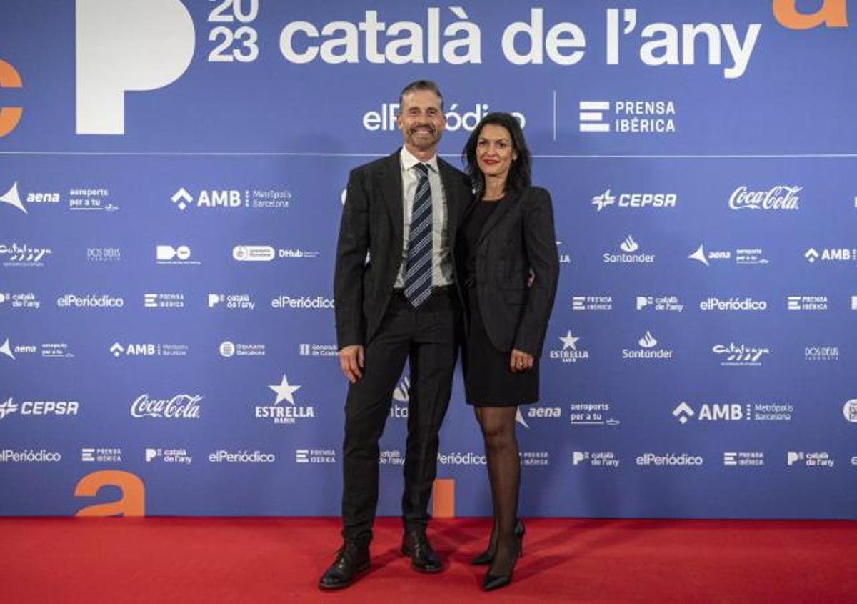 Òscar Playà, director del metro de Barcelona, en los premis Català de l'Any 2023 de El Periódico, juntament amb Judith García