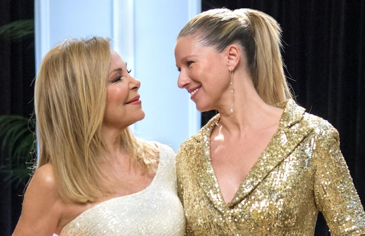 Ana Obregón y Anne Igartiburu, en una foto promocional de la presentación de las campanadas 2020-2021