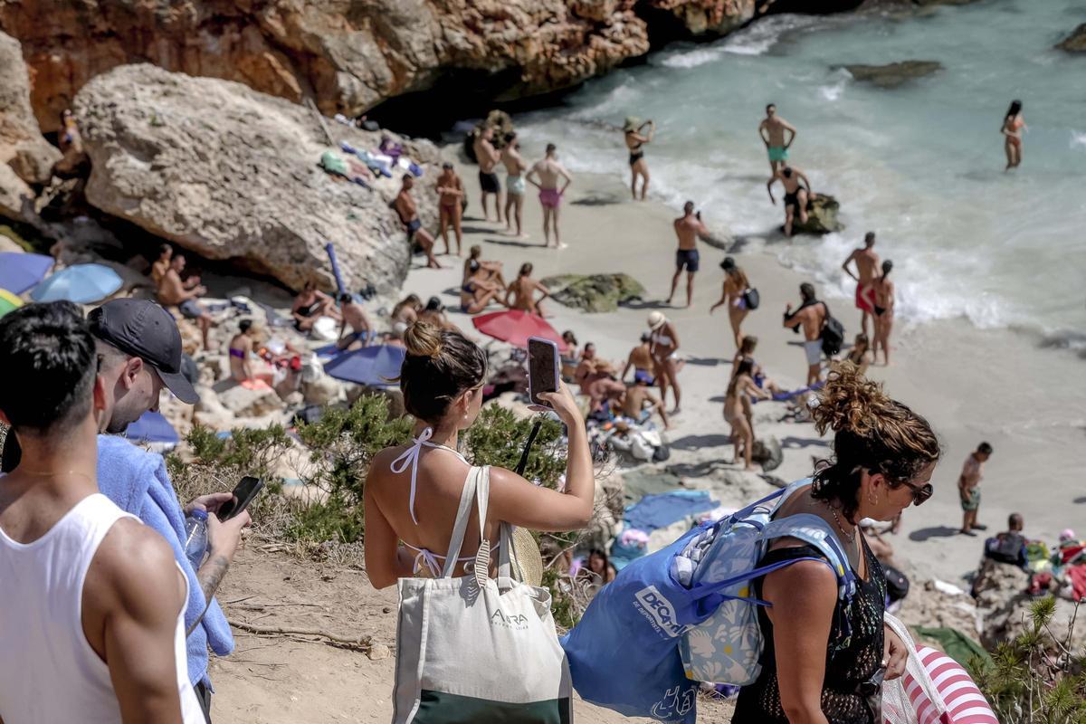 Una mujer toma la ansiada foto de la cala.